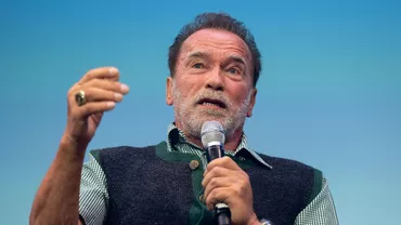 Arnold Schwarzenegger a povestit că mama lui se supăra când vedea că are postere cu bărbați în cameră: „Spunea 'Toți prietenii tăi au postere cu femei. Unde am greșit?'. Și plângea”