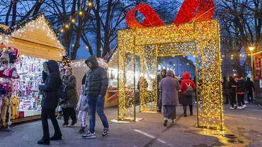 Primăria Constanța vrea să dea aproape un milion de euro pe beculețele de Crăciun / Anul trecut, Constanța a cheltuit cei mai mulți bani din toată țara pe iluminatul festiv