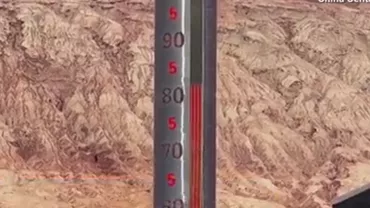 Val de turiști în Munții Huoyan. Oamenii se înghesuie să-și facă selfie lângă un termometru care indică 80 de grade Celsius (VIDEO)