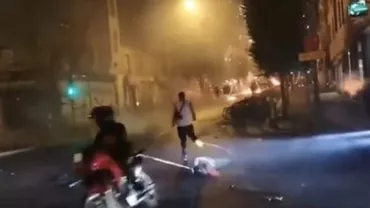 Scene halucinante în Franța, după cinci nopți de proteste / Un individ pe motocicletă trage după el pe șosea o drujbă pornită