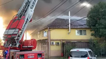 Incendiu cu degajări mari de fum la o hală din Cluj-Napoca. Flăcările, extinse în zona locuințelor (VIDEO)