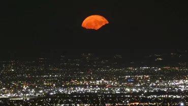 Spectacol pe cer! / Cum s-a văzut Superluna din diferite colțuri ale lumii