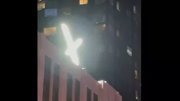 Vecinii Twitter se plâng că noul logo X, pus de Elon Musk pe o clădire, strălucește prea tare
