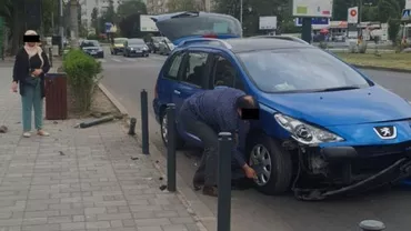 București: 5 persoane care așteptau autobuzul într-o stație, la un pas să fie spulberate de o mașină care a intrat pe trotuar (VIDEO, FOTO)