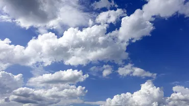 Avertizări meteorologice în mai toată țara. Caniculă și disconfort termic deosebit de accentuat, dar și averse torențiale, descărcări electrice și grindină (VIDEO)