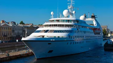 Momente de coșmar la bordul unei nave de croazieră. Vasul a fost înclinat din cauza unei furtuni puternice (VIDEO)