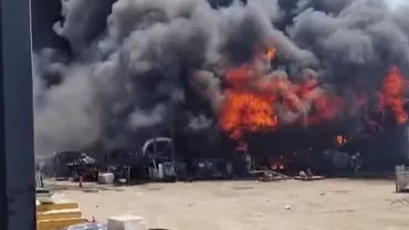 Incendiu cu degajări mari de fum la o hală de dezmembrări auto, în Caracal.  Un bărbat a suferit arsuri și a fost transportat la spital