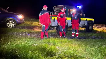 Patru bucureşteni s-au rătăcit în Munţii Rodnei, după ce au încercat să scurteze traseul. Cum i-au găsit salvamontiștii