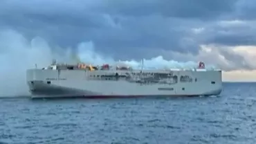Un cargo a luat foc în largul Olandei și a fost remorcat în port. O mașină electrică, posibil să fie cauza incendiului