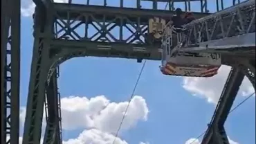 Un bărbat amenință că se aruncă de pe un pod din Arad. Traficul este blocat în zonă