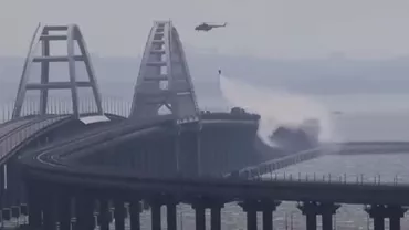 Circulaţia a fost întreruptă pe podul Crimeei din cauza unei „situaţii de urgenţă”. Au fost raportate explozii