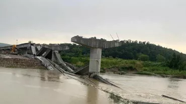 Podul care traversează râul Someș din Beclean s-a prăbușit în urma unei rafale de vânt. Ce spune primarul localității
