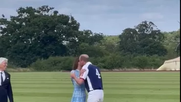 Kate Middleton și Prințul William au uitat de protocalul regal. Prinții de Wales s-au sărutat în public