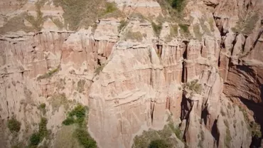 Locul de poveste din România numit micul canion. Este o destinație unică în țară