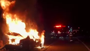Un curier a scos un bărbat dintr-o mașină în flăcări, înainte ca aceasta să explodeze