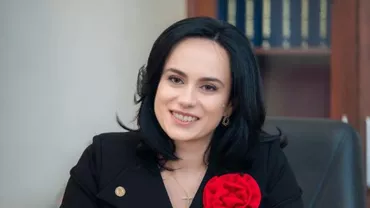 Simona Bucura-Oprescu este nașa fiului fostului rector de la Academia SRI, Gheorghe-Teodoru Ștefan. Generalul, care a fost trecut în rezervă în scandalul plagiatelor, a fost și coordonatorul ei de doctorat