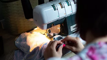 Țara europeană care oferă bonus pentru oamenii care își repară hainele și încălțămintea, în loc să le arunce