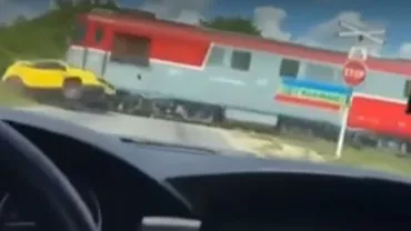 Vâlcea: Un tren de marfă a lovit o mașină pe calea ferată