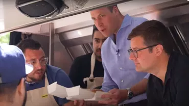 Surpriză pentru clienții unui food truck cu burgeri din Londra: Au fost serviți chiar de prințul William (VIDEO)