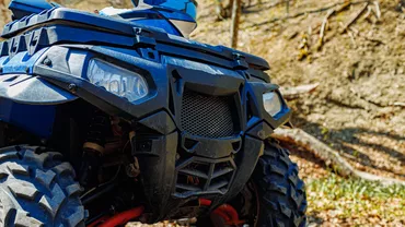 Tată și fiică, la spital după ce au intrat cu ATV-ul într-un autoturism parcat pe marginea drumului, în Dâmbovița