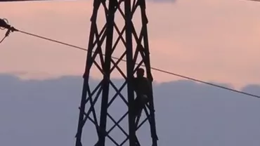 Autorităţile din Mehedinţi sunt în alertă! Protest pe stâlpul de înaltă tensiune de aproape 24 de ore