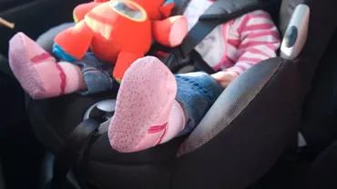O fetiță de 1 an a murit după ce bunica ei a uitat-o în mașină timp de opt ore