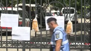 Protest al angajaților din penitenciare / Franzele, atârnate pe  poarta sediului PNL: Vor să ne ia pâinea de la gură (VIDEO)