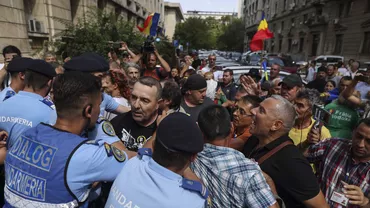Jandarmeria: Mai mulți protestatari anti-vaccinare au fost amendați pentru loviri și alte violențe / Organizatorii au îndemnat protestatarii să intre în Ministerul Sănătății