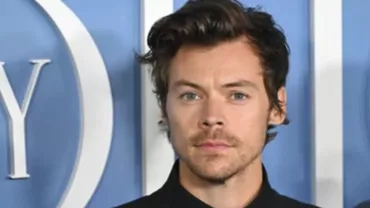 O fană a lui Harry Styles, arestată după ce i-a trimis 8.000 de felicitări în mai puțin de o lună