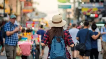 Turiștii români cheltuiesc mai mulți bani în străinătate decât cheltuiesc turiştii străini în România