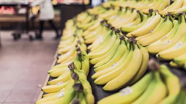 Cum reușesc supermarketurile să mențină bananele proaspete timp îndelungat în rafturi? Ce trucuri folosesc