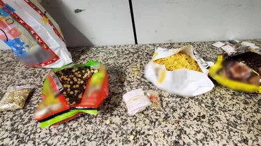 Două femei au încercat să intre în țară cu aproape 4 kilograme de bijuterii ascunse în cereale (GALERIE FOTO)