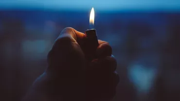 Răzbunare la beție în Vaslui: Un bărbat a incendiat gardul unei femei, pentru că ginerele ei nu a vrut să-i mai vândă băutură