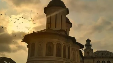Târgu Jiu: O cutie cu fragmente de schelet uman a fost găsită în podul unei biserici din centrul municipiului / Oasele, ridicate de criminaliști