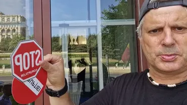 Marian Ceaușescu a lipit stickere cu mesaje anticorupție la intrarea în Ministerul Justiției: Avem instituții ale statului pline de corupți. Ar trebui definitiv să spunem stop corupției (VIDEO)