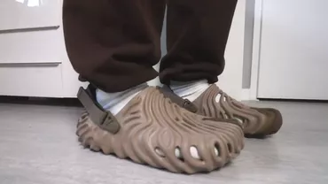 Cât costă cea mai scumpă pereche de papuci Crocs / Tinerii au început să își dorească tot mai mult această încălțăminte din cauciuc