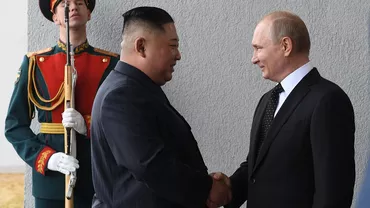 Vladimir Putin a fost șoferul personal al lui Kim Jong-un în timpul vizitei în Coreea de Nord. Liderul de la Phenian a fost plimbat cu o limuzină de lux construită în Rusia