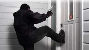 O femeie din SUA, în vârstă de 87 de ani, s-a luptat cu un adolescent care i-a spart casa și apoi, văzând că e înfometat, i-a oferit mâncare