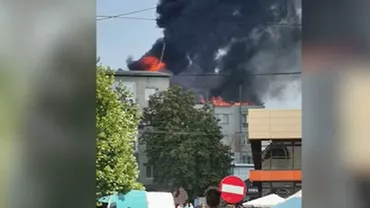 Peste 30 de oameni au fost evacuați, după ce acpperișul unui bloc a luat foc, în Huși