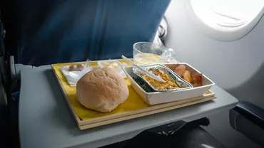 Realitatea din spatele mâncării servite în avion. Motivul pentru care stewardesele nu o consumă niciodată: „Nu este preparată pe loc”