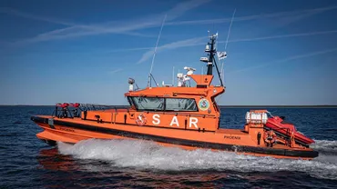 Nava Pheonix a fost chemată de la Ziua Marinei ca să salveze două persoane de la înec în zona Corbu