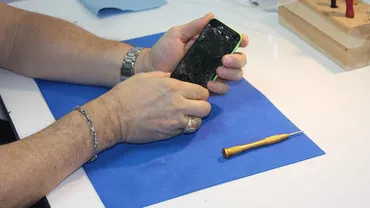 A devenit viral pe rețelele sociale! Incredibil ce au găsit angajații unui service GSM în carcasa unui telefon