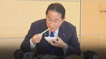 Premierul japonez, surprins în timp ce mănâncă peşte de la Fukushima după deversarea apei radioactive. Ce remarcă a făcut