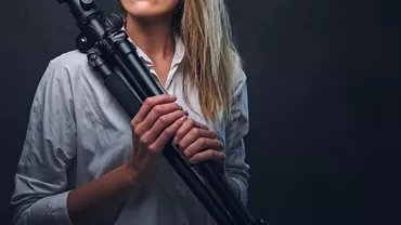 Doliu în lumea presei! O producătoare TV, în vârstă de 23 de ani, a murit după ce a căzut în gol dintr-un leagăn