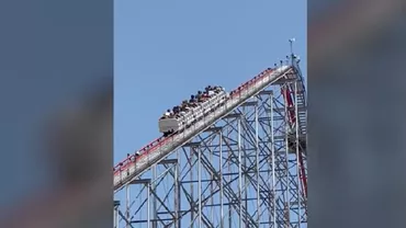 Oamenii de la un parc de distracții din Ohio au fost nevoiți să coboare din vârful unui roller coaster de 200 de metri înălțime, după ce acesta s-a stricat la jumătatea drumului