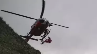 Turist evacuat cu elicopterul SMURD din Munții Făgăraș, după ce a acuzat stări de rău în zona „La trei pași de moarte” (VIDEO)