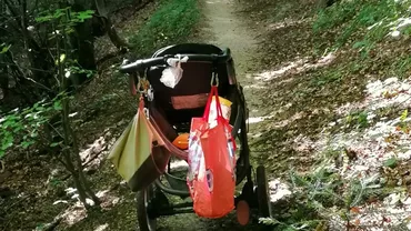 O femeie cu doi copii și un cărucior s-a aventurat pe un traseu de pe Masivul Postăvaru