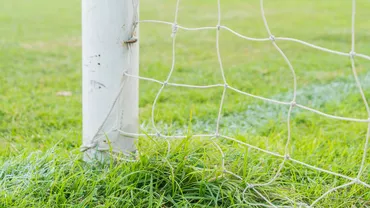 Accident bizar în Argeș! Un tânăr ți-a pierdut viața strivit de o poartă de fotbal. Autoritățile locale pasează responsabilitatea