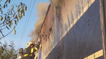 Un vagon de tren a luat foc în comuna Văcărești. 37 de pasageri s-au autoevacuat