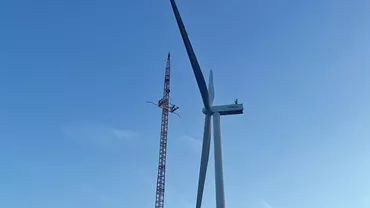 Cea mai mare turbină eoliană din România a fost montată în județul Iași: Depășește în înălțime lungimea unui teren de fotbal